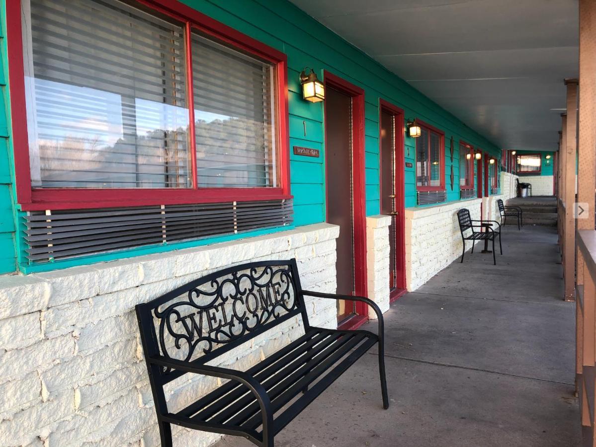 Raton Pass Motor Inn Exterior photo