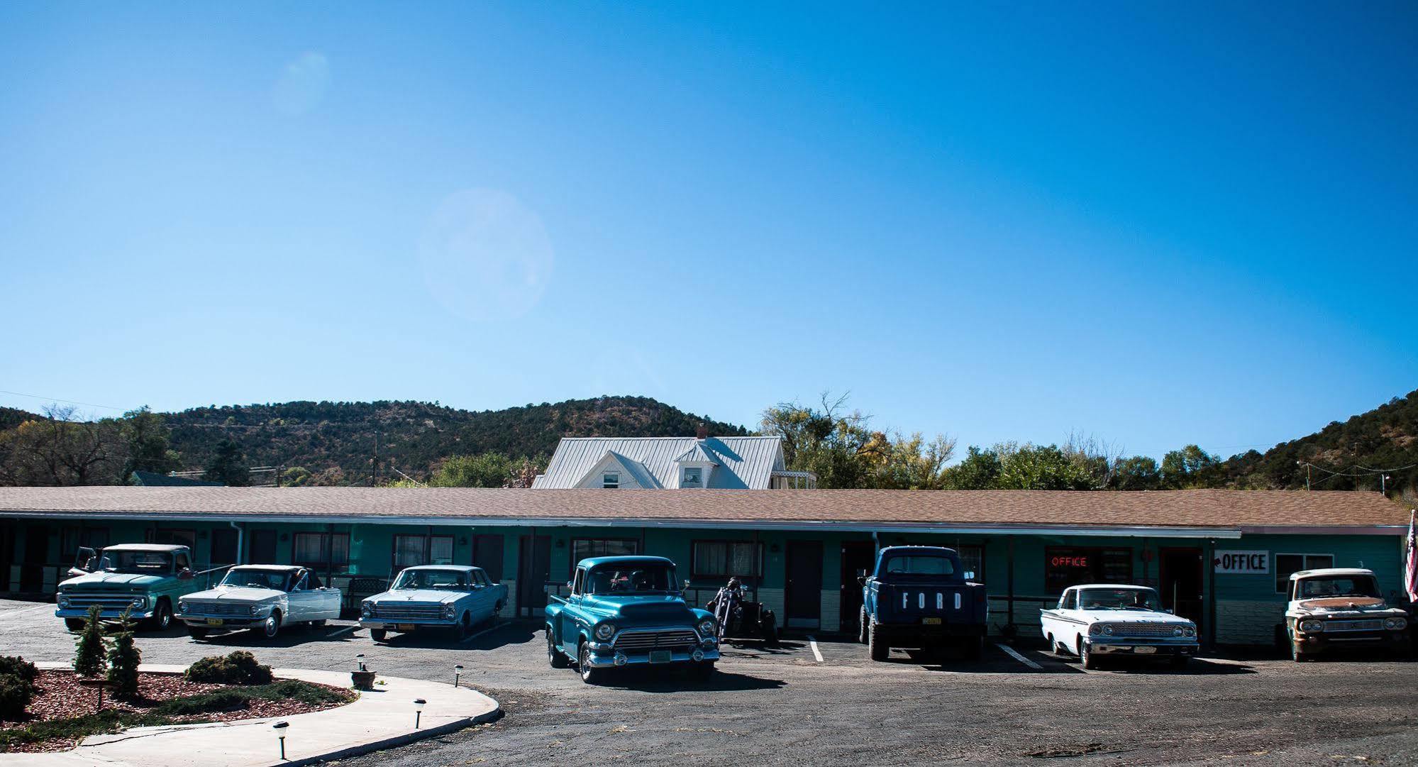 Raton Pass Motor Inn Exterior photo