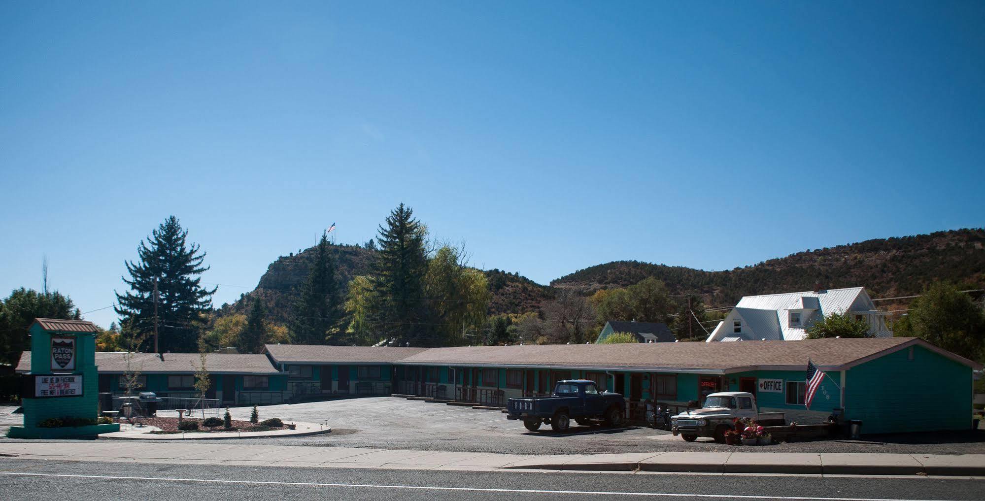 Raton Pass Motor Inn Exterior photo